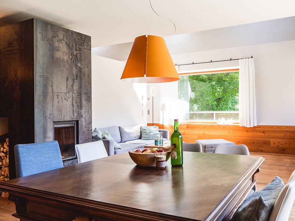 Ferienwohnung 4FLOSSE am Weissensee – offener Wohnbereich mit Sofa und Wohnküche