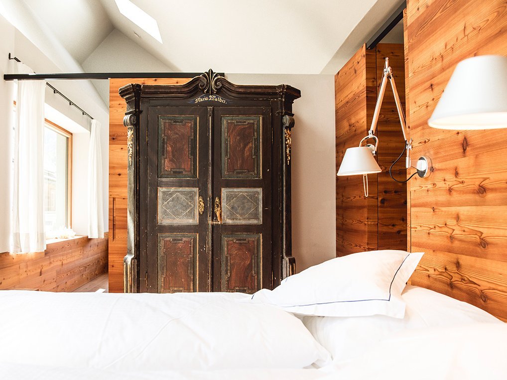 Ferienwohnung 4FLOSSE am Weissensee – Schlafzimmer mit Vertäfelung und gutem Leselicht