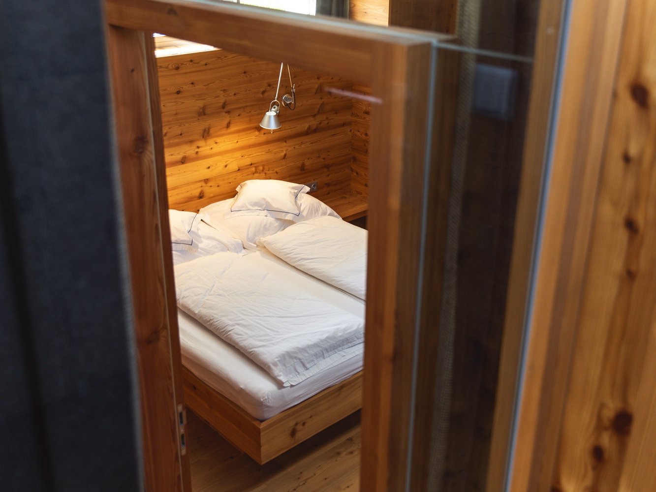 5BOJE Schlafzimmer mit Doppelbett und hochwertigen Matratzen